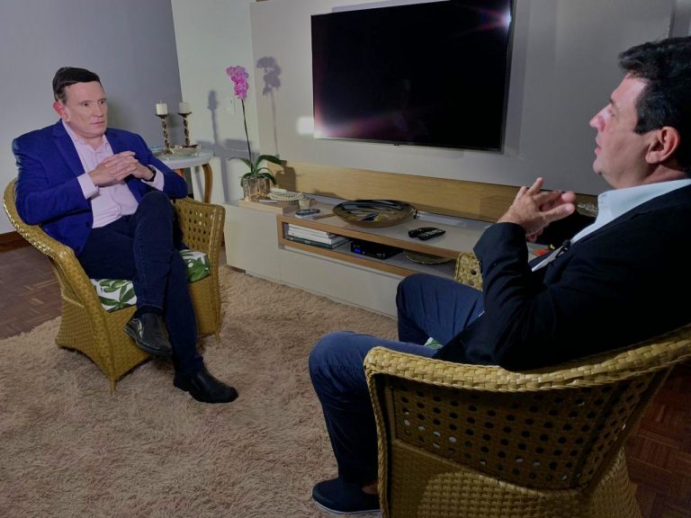 Roberto Cabrini entrevista Luiz Henrique Mandetta no Conexão Repórter