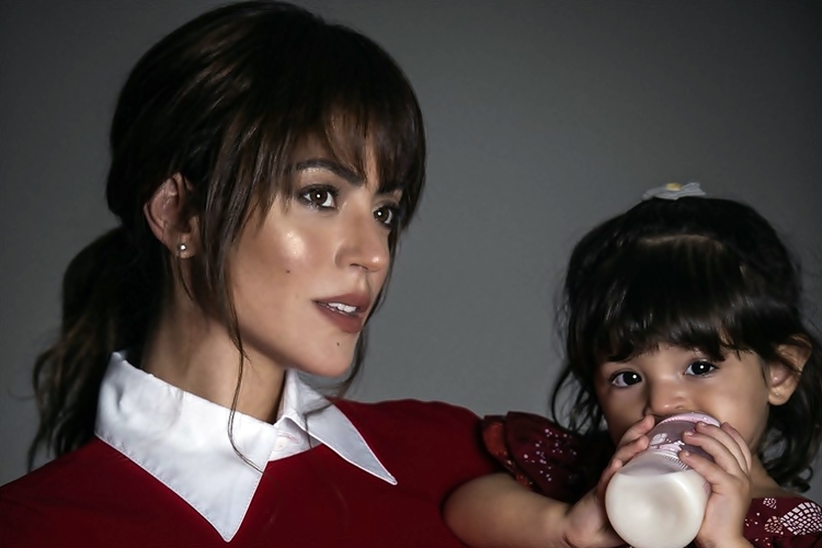 Atriz Carol Castro compartilha dica sobre o uso de máscara em crianças para as outras mães