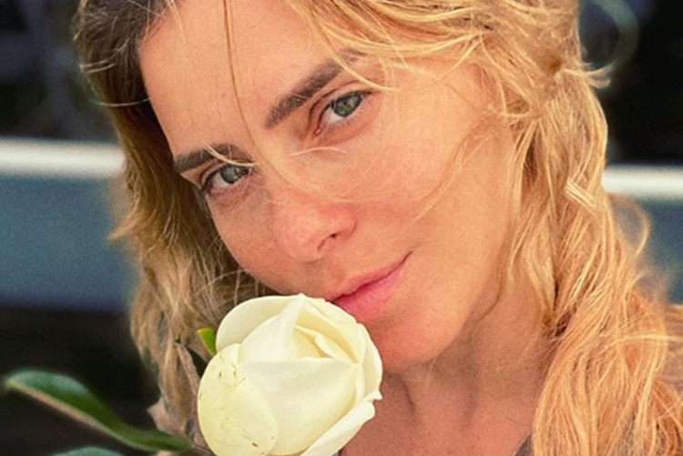 Carolina Dieckmann compartilhou com seguidores que está sentindo uma enorme saudade