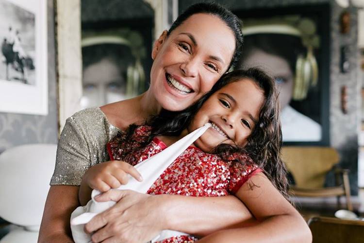 Filha da atriz Carolina Ferraz sofre acidente