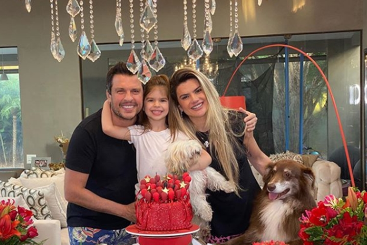 Mirella Santos comemora aniversário ao lado da família e deixa recado: “Fica em casa”