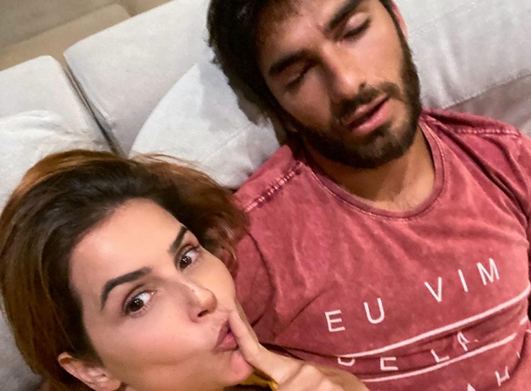 De novo visual, Deborah Secco mostra marido dormindo