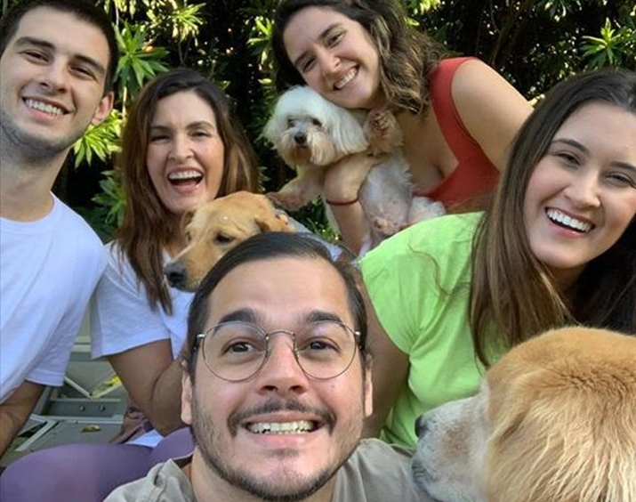 Fátima Bernardes passa dia em família e lamenta distância da mãe