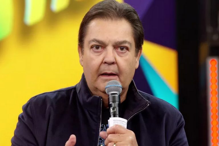 Após cirurgia, estado de saúde de Fausto Silva é atualizado pela esposa: “está em casa de alta”