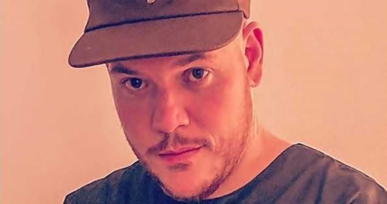 Ferrugem tem ataque de fúria e quebra celular de fã