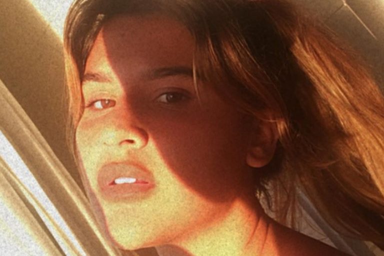 Guilia Costa, filha de Flávia Alessandra, faz pose ousada de biquíni e detalhe rouba a atenção: “Sabor de pecado”