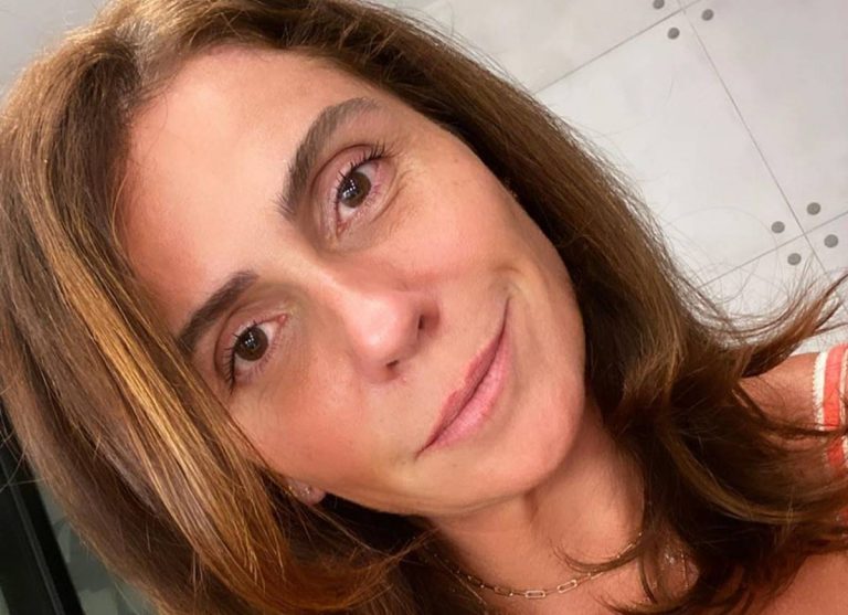 Giovanna Antonelli reclama de cabelos brancos e pede ajuda