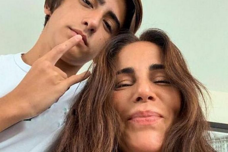 Glória Pires publica foto rara ao lado do filho de 15 anos e se declara: “Meu bebê”