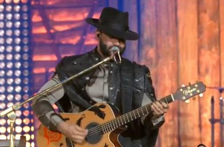 Em live, Gusttavo Lima manda recado para público LGBT: “acho feio quem tem homofobia”