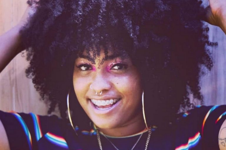 Famosa blogueira expõe ter sido vítima de racismo por empresa: “Não estamos imune”