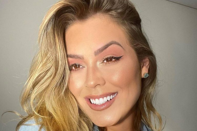 Isabella Cecchi, ex-participante do ‘BBB19’, retoma faculdade de Medicina