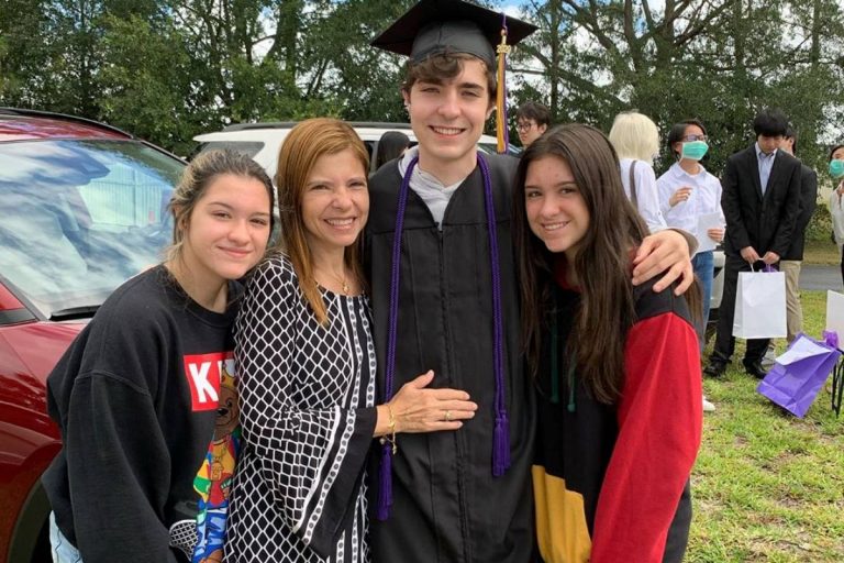 Filho de Gugu se forma e presta homenagem ao pai