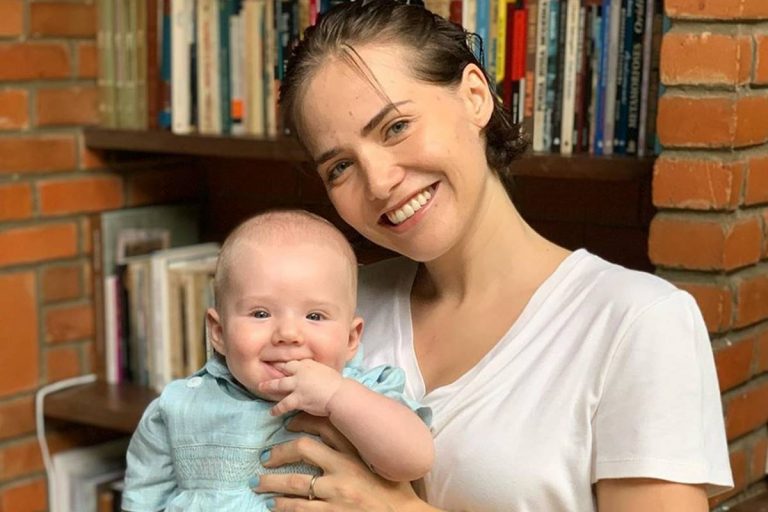 Letícia Colin desabafa sobre amamentação: “Queria desistir”