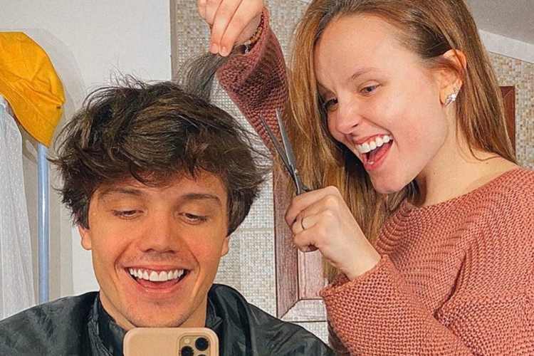 Larissa Manoela encara atividade arriscada com o namorado durante quarentena