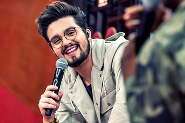 Cantor Luan Santana surpreende mais uma vez ajudando comunidades carentes