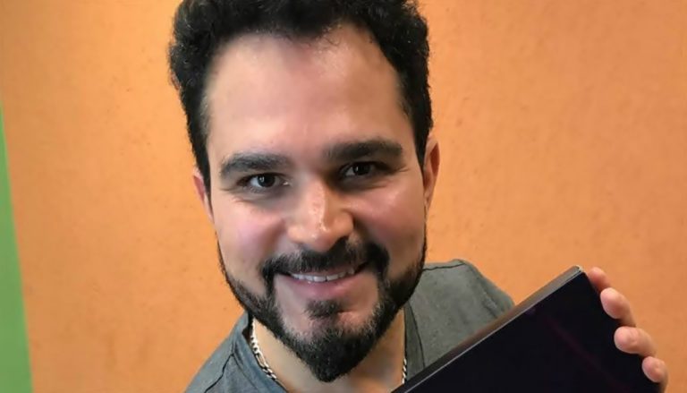 Luciano Camargo limpa fogão e garante: ‘O serviço é de primeira’