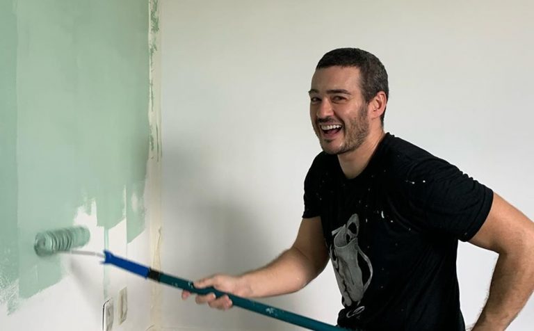 Em quarentena, Marcos Veras usa talento para preparar quarto do filho