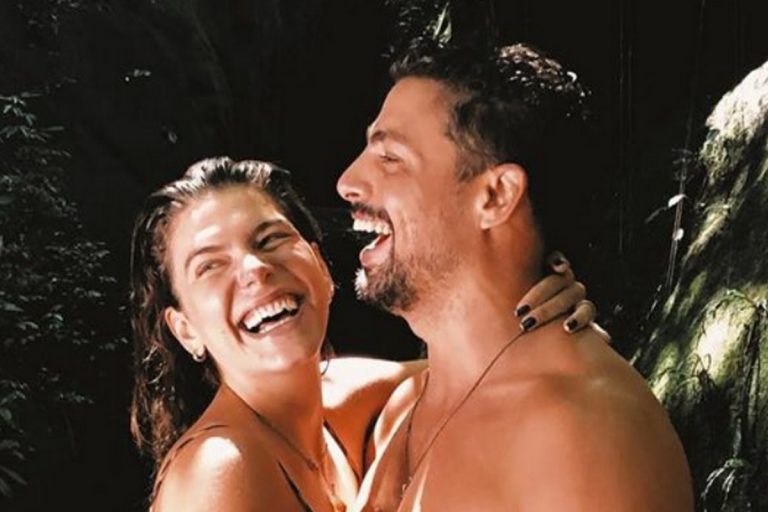 Mariana Goldfarb surge de biquíni e celebra aniversário do marido, Cauã Reymond