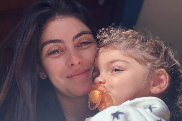 Mariana Uhlmann posa com a filha e fala sobre os desafios da educação