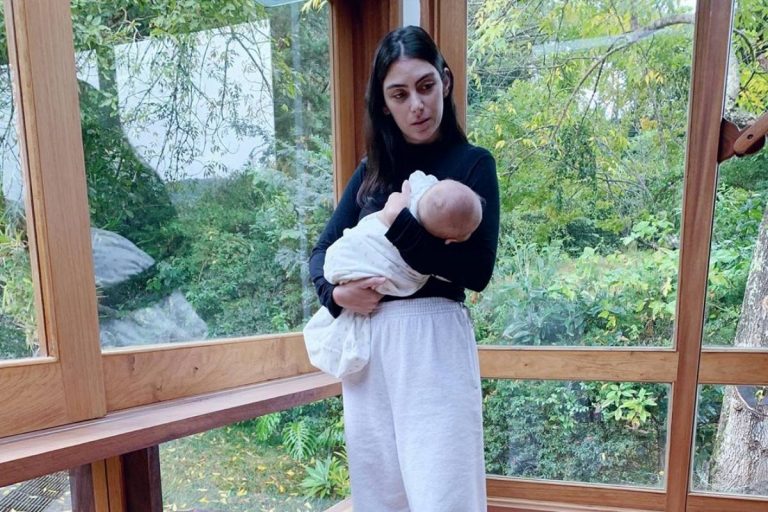 Esposa de Felipe Simas fala sobre a rotina com o caçula: “Noites boas e ruins”