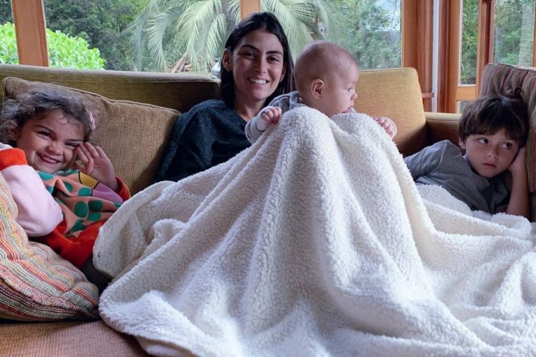 Esposa de Felipe Simas posa com os filhos e reflete sobre quarentena
