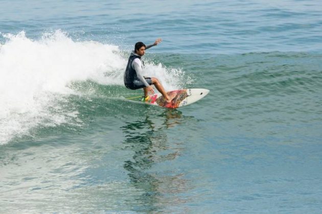 Marido de Isis surfa