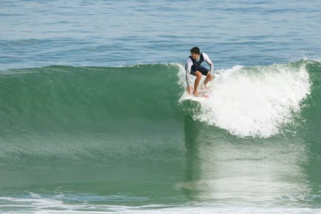 Marido de Isis surfando