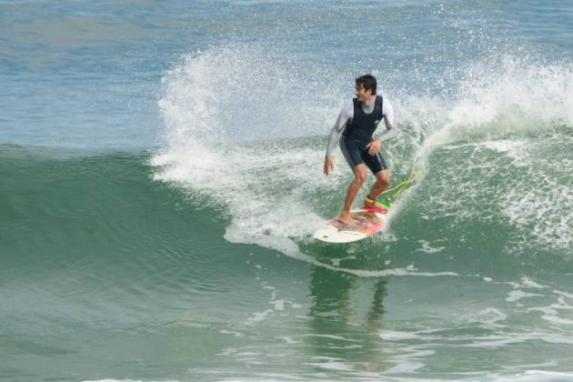 Marido de Isis surfando1