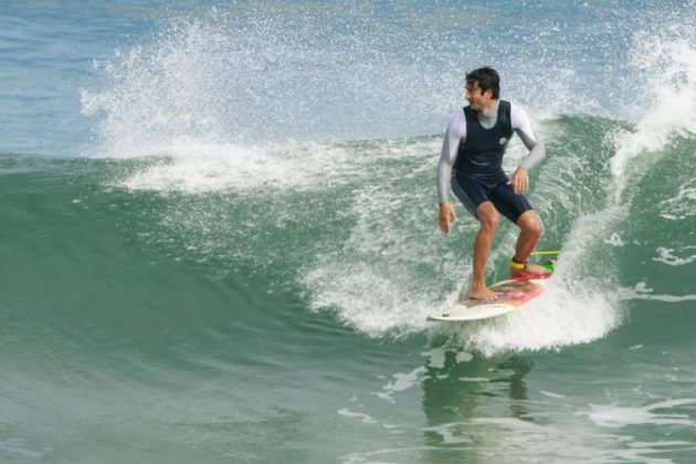 Marido de Isis surfando2