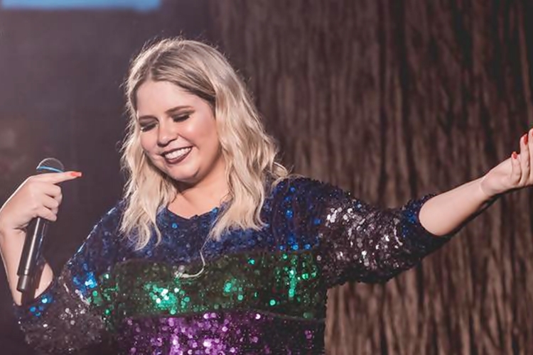 Rainha da sofrência Marília Mendonça toca berrante em live e avisa: ‘Todo mundo vai sofrer’