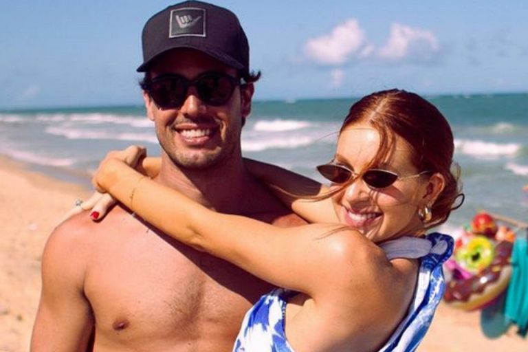 Marina Ruy Barbosa posa na cama em momento íntimo ao lado do marido e faz reflexão