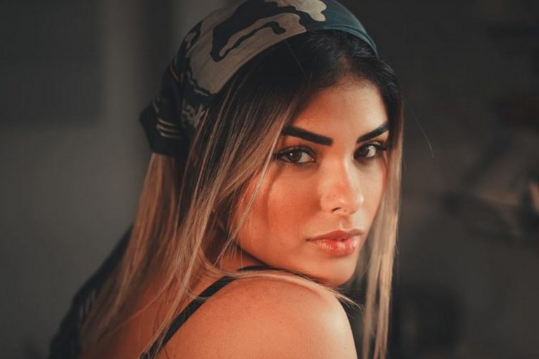 Munik Nunes surge de short curtinho e faz pose ousada: “Perfeita”