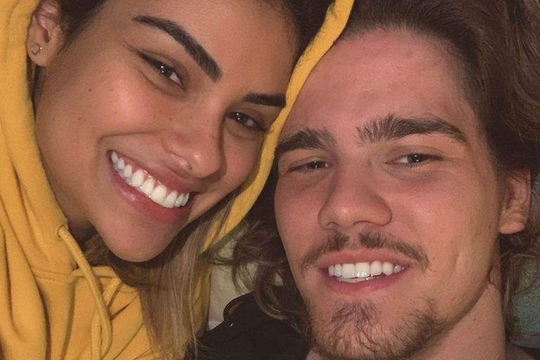 Munik Nunes surge coladinha com namorado sertanejo e lamenta saudade