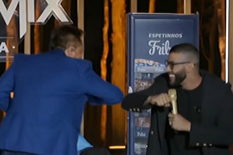 O cantor sertanejo Gusttavo Lima e Leonardo durante a live - Reprodução: YouTube