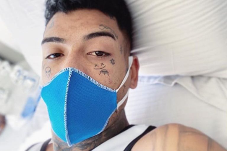 Mc Kevin surge chorando após ‘furar a quarentena’ e contrair coronavírus