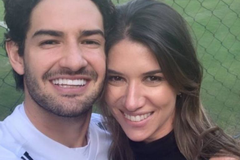 Rebeca Abravanel posa em momento íntimo com Alexandre Pato durante quarentena