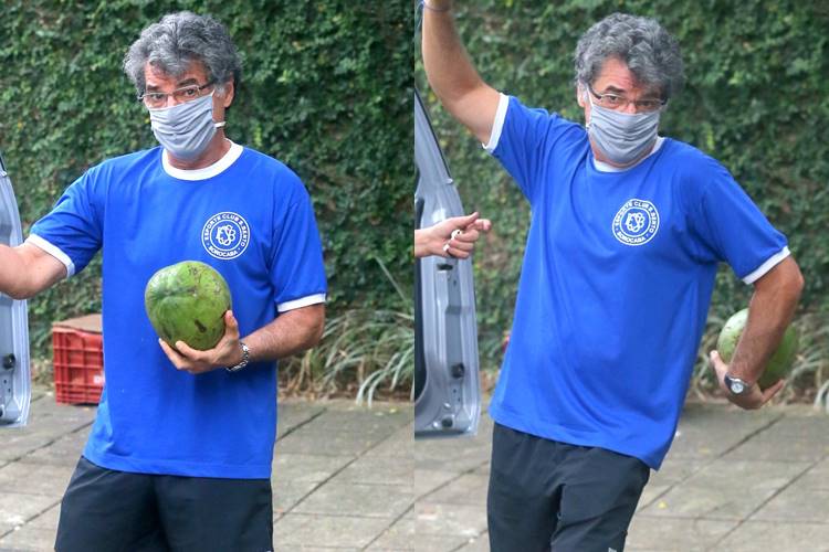 De máscara, Paulo Betti esbanja simpatia no mercado