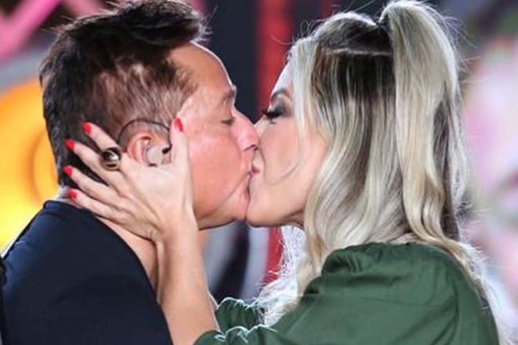 Poliana, esposa do sertanejo Leonardo, se emociona com presente do marido no Dia das Mães