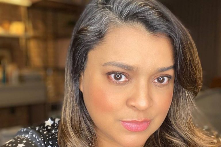 Preta Gil mostra fios grisalhos e diz: “Respeite meus cabelos brancos“