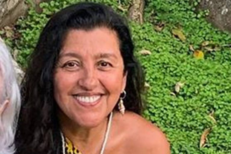 Regina Casé surge no meio do mato e comenta sobre isolamento