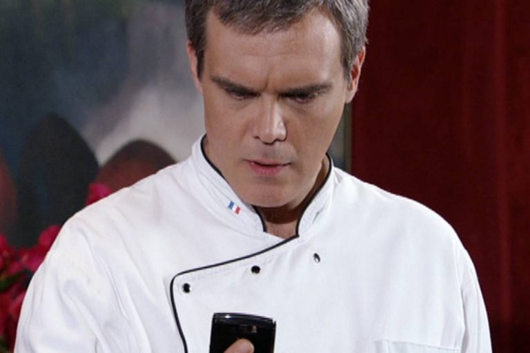 Fina Estampa: Íris chantageia René e pede dinheiro