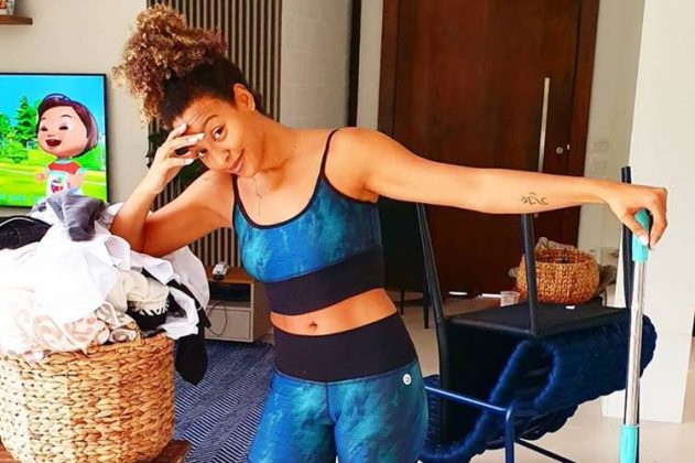 Sheron Menezzes faz faxina em casa e brinca: “Treino de hoje”