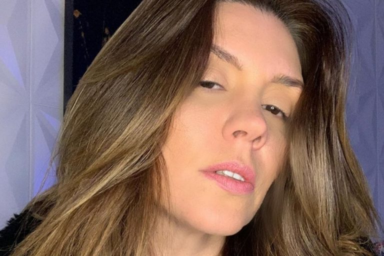 Simony posa com decote ousado em click provocante: “Sempre poderosa”