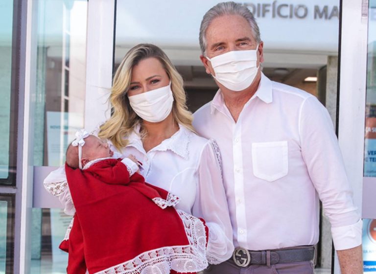 Roberto Justus e Ana Paula Siebert deixam maternidade com Vicky nos braços