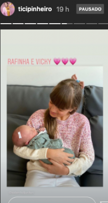 Ticiane Pinheiro mostra Rafa segurando a irmã, Vicky, e se derrete com a cena