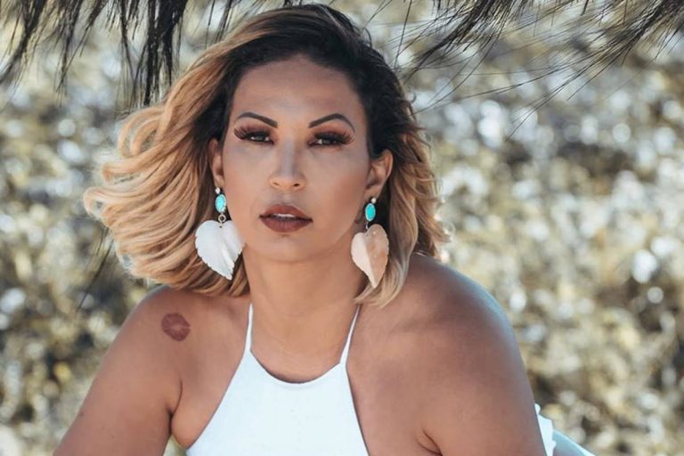 Valesca Popozuda faz topless e leva fãs à loucura