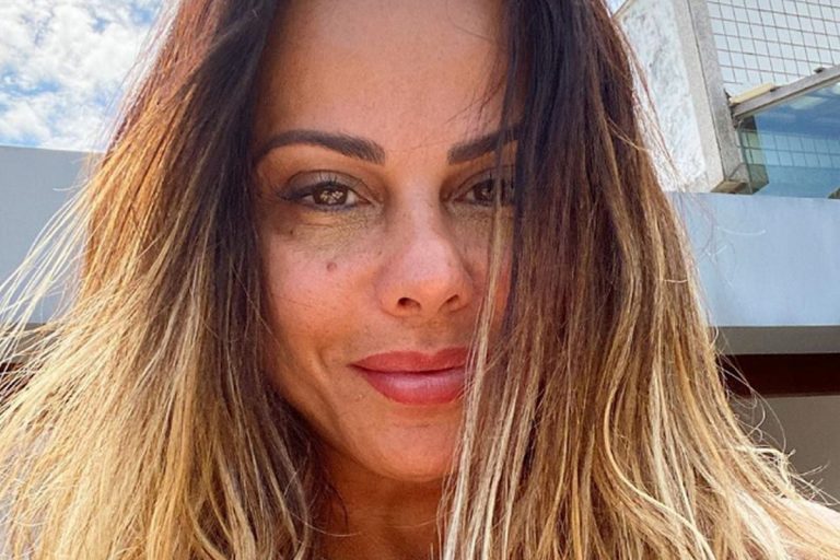 Viviane Araújo ostenta boa forma de biquíni em plena quarentena