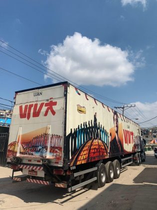 Caminhão com alimentos doados na live de Luan Santana chegam ao Alemão — Foto: Reprodução/Redes Sociais