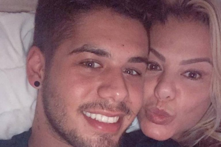 Zé Felipe flagra Poliana em momento distraído e se declara