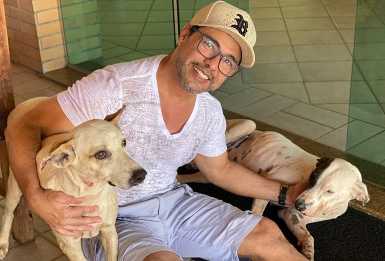 Zezé Di Camargo posa com animais de estimação e relembra história triste